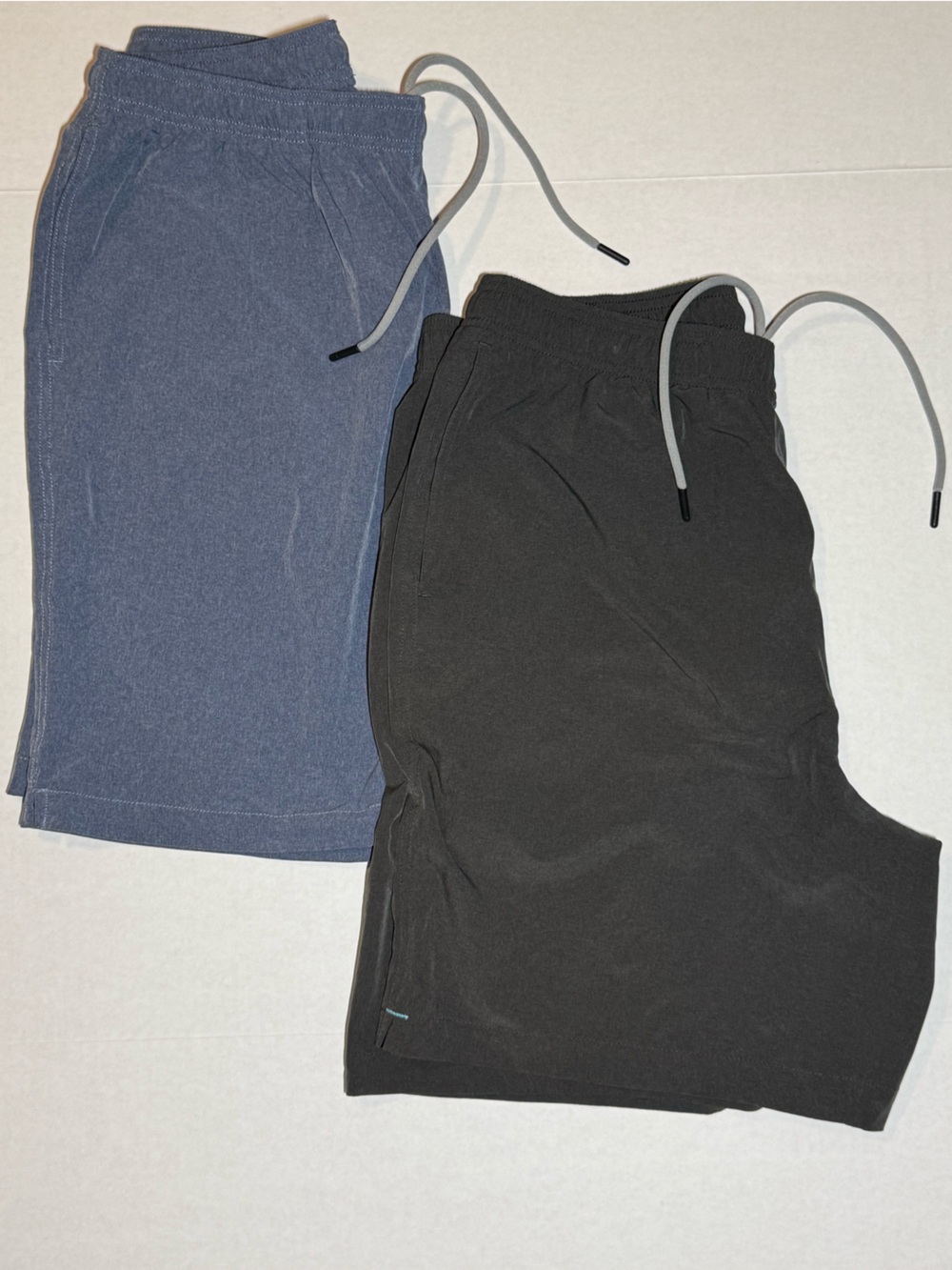 2 Chubbies Everywear Performance Shorts Men’s size Large Blue Charcoal